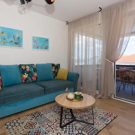 Cozy In Okrug Gornji With Kitchen