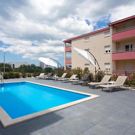 Apartamento Cozy In Okrug Gornji With Kitchen Trogir