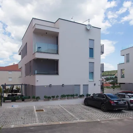 Apartamento Cozy In Okrug Gornji With Kitchen *