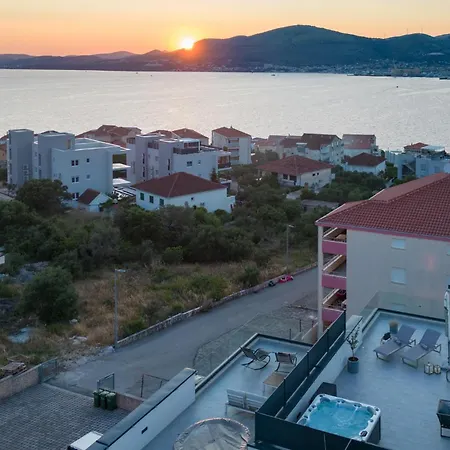 Cozy In Okrug Gornji With Kitchen Apartamento Trogir